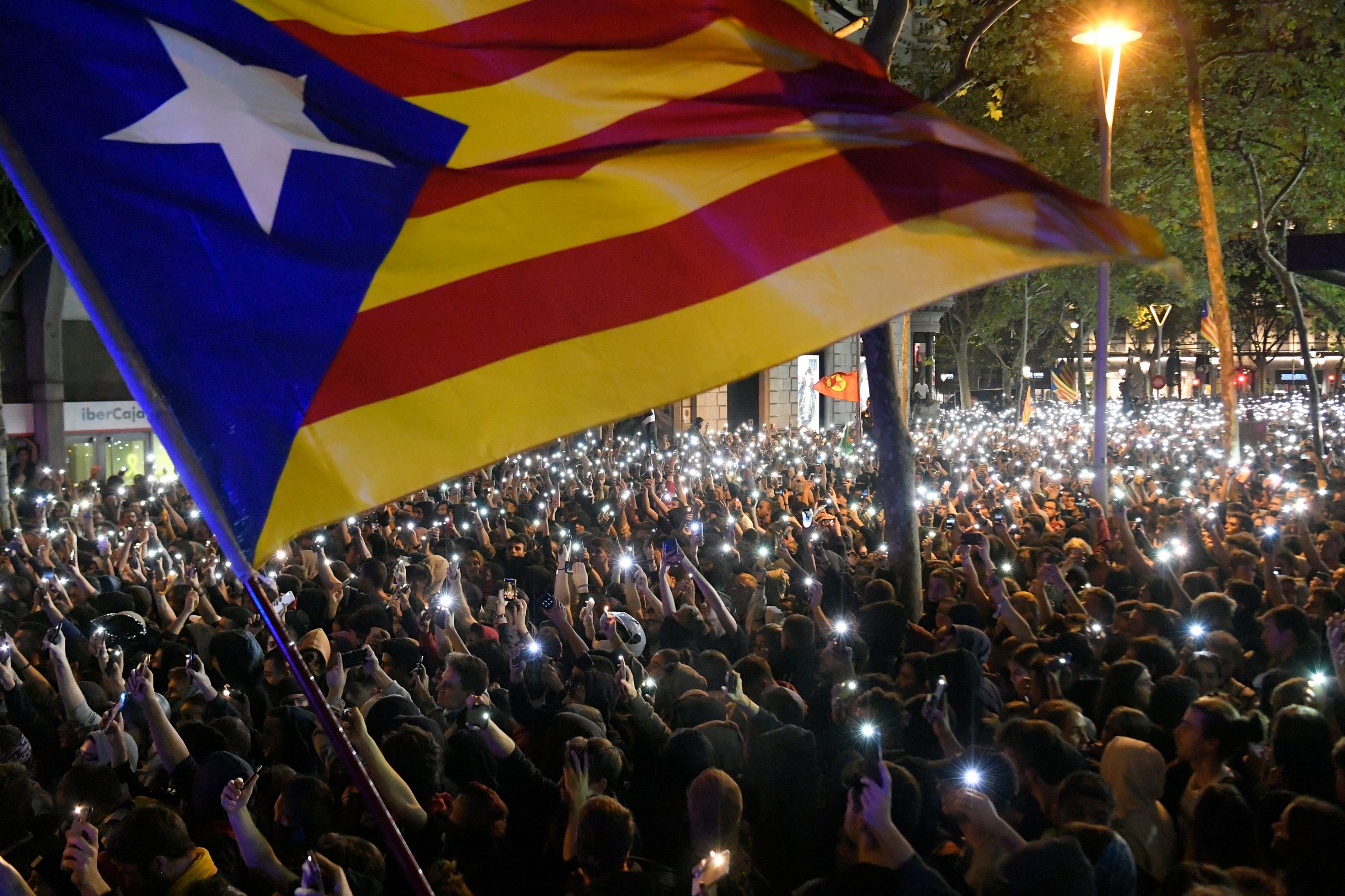 Marchas pro y anti independencia recorrerán Barcelona tras violentos disturbios