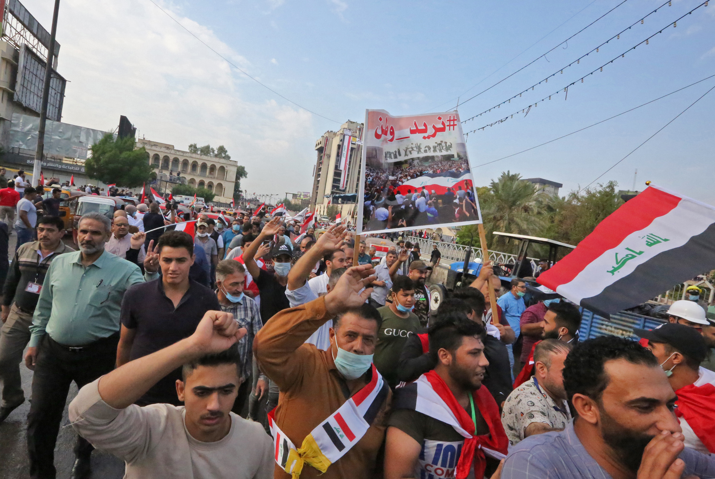 Manifestantes esperan la caída del gobierno de Irak