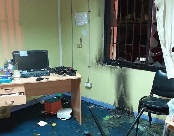 Arrojan explosivo que genera amago en centro de salud en San Carlos
