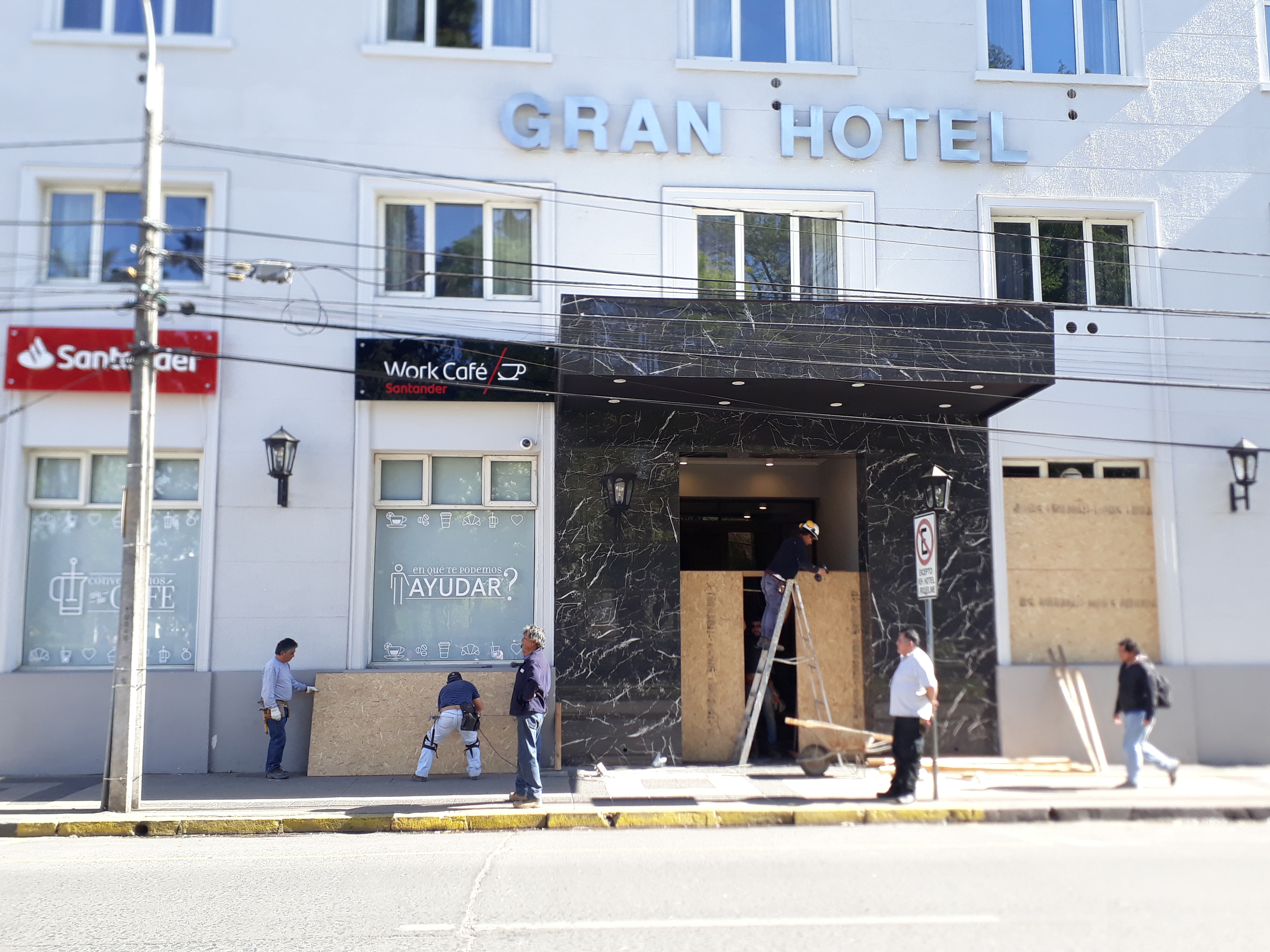 Refuerzan protección de locales para evitar destrozos por protestas en Chillán