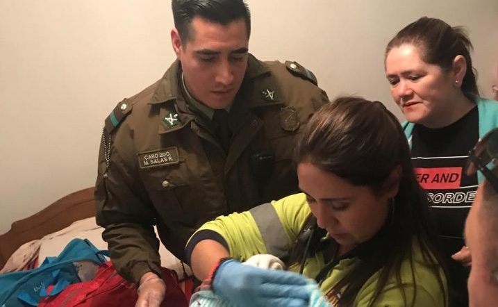 Carabineros ayudan a una mujer a dar a luz en su hogar en Chillán