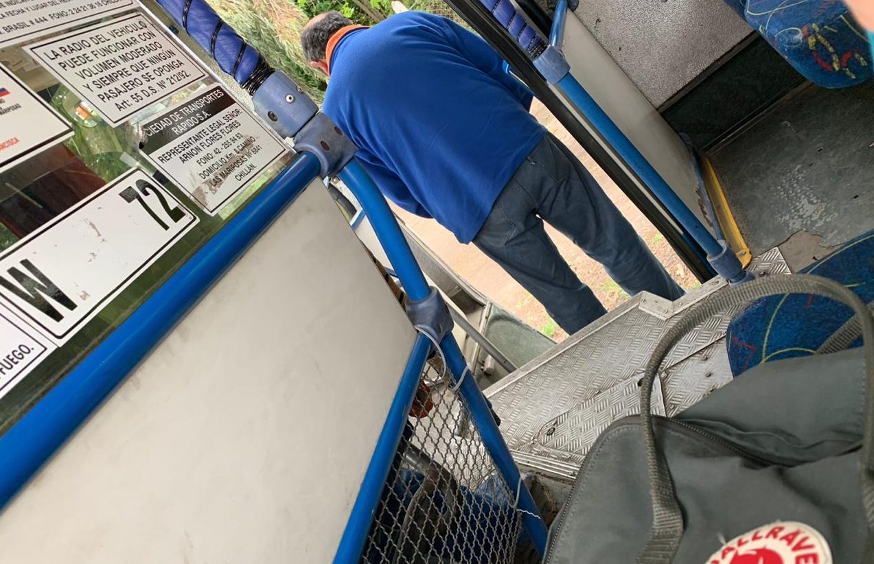 Denuncian a chofer de micro que orinó delante de estudiante en Chillán