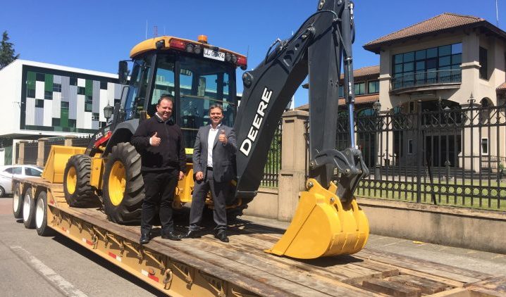 Chillán Viejo recibe retroexcavadora para caminos y canales