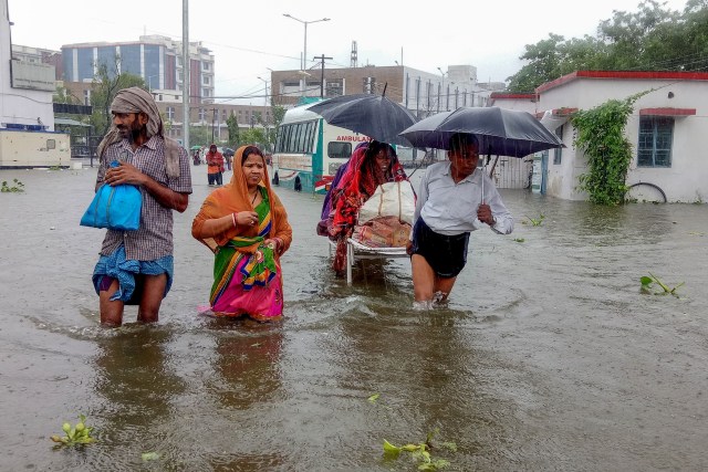 Al menos 140 muertos dejan inundaciones en India