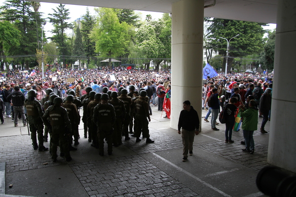 Cacerolazo masivo culmina con una manifestante herida en su ojo y enfrentamientos en Plaza de Armas