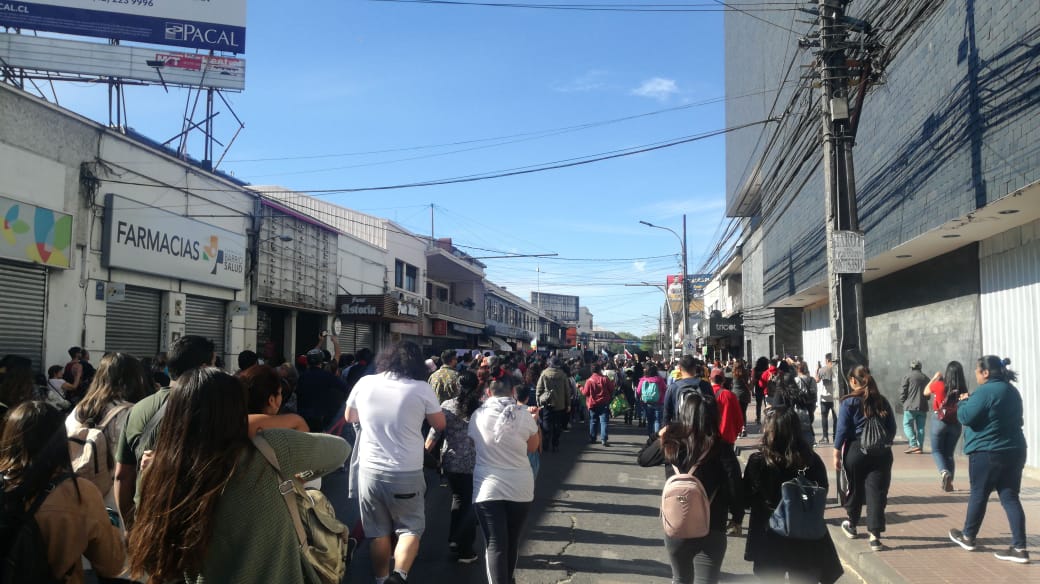 Inicia movilización por el centro de Chillán en tercer día de protestas