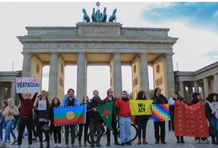 Chillanejos muestran en fotos manifestaciones de chilenos por el mundo