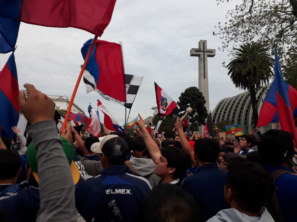 Hinchas del Colo Colo y Universidad de Chile unidos en manifestación de Chillán