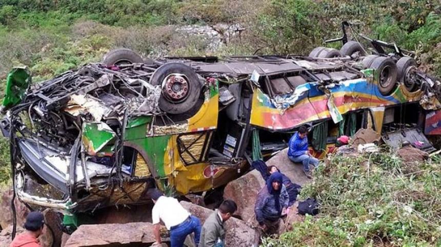 Ocho muertos y nueve heridos al volcar bus en ruta andina de Perú