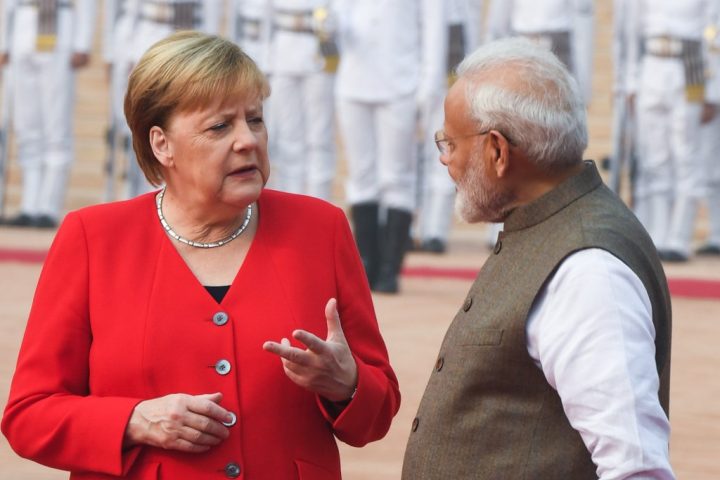 Merkel promete mil millones de euros a India para combatir la contaminación