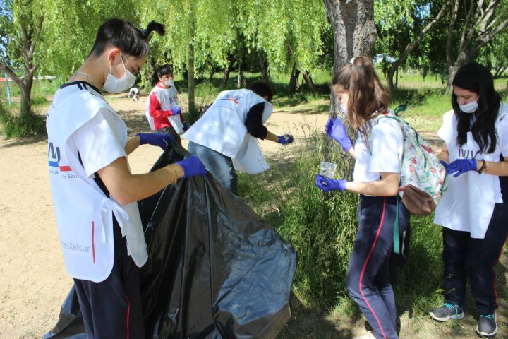 Más de 100 alumnos limpiaron la laguna Avendaño