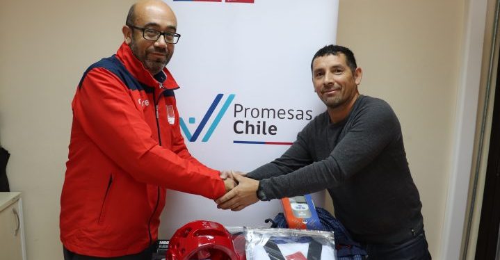 Entregan implementación deportiva a taekwondista