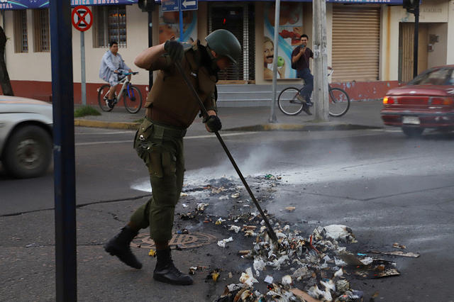 Despeje de barricadas: Otra faceta de Carabineros
