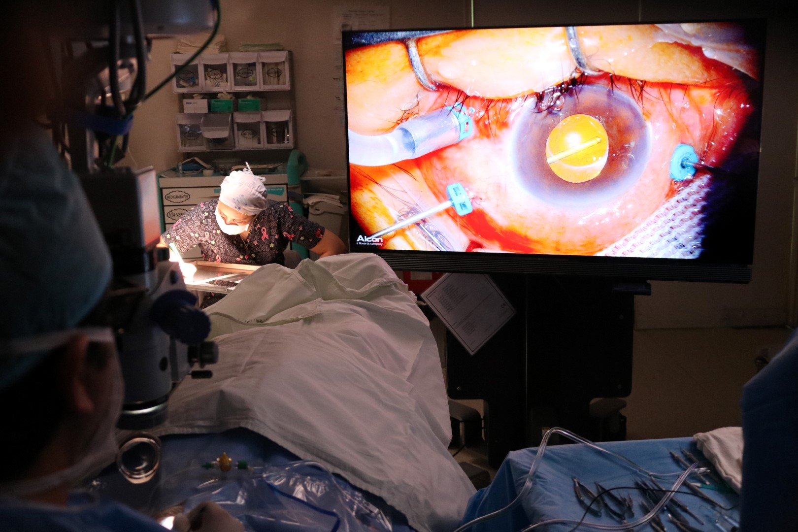Hospital incorpora tecnología para cirugía oftalmológica