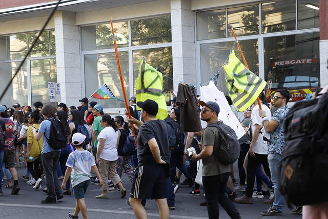 Manifestación por demandas sociales deja 10 detenidos por desórdenes y daños en Chillán