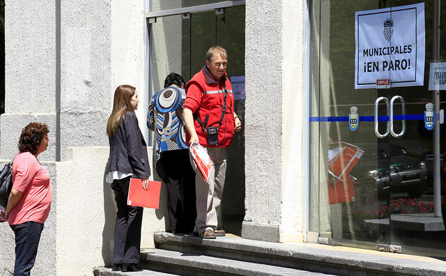 Funcionarios municipales de Chillán se adhieren al paro
