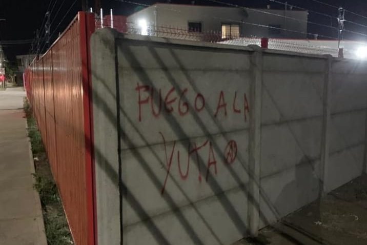 "Fuego a la yuta": rechazan rayado en cuartel de bomberos de Chillán