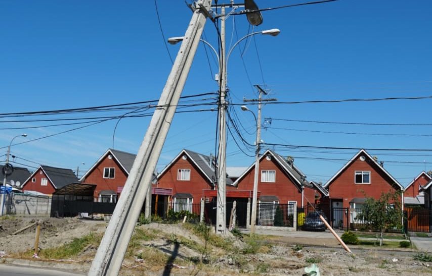 Choque deja sin luz a vecinos de villa Los Dominicos de Chillán