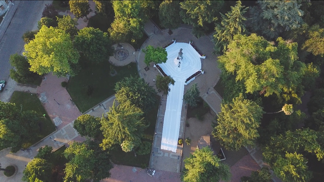 Con 700 metros de tela blanca realizan intervención en Plaza de Armas de Chillán