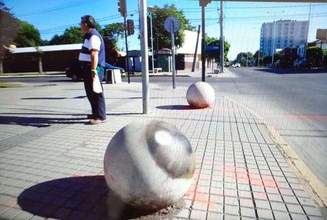 Intervención urbana de daño ocular en Chillán es analizada por artistas