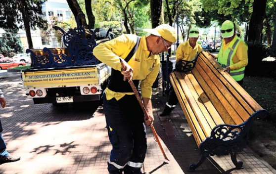 Retiran bancas de la plaza para evitar su destrucción