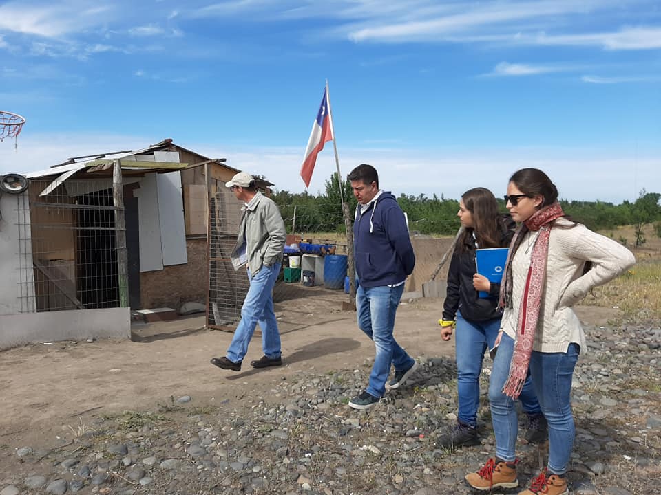 Gestionan subsidios para 12 familias en campamento de San Carlos