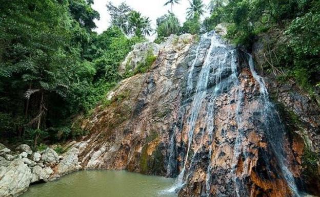 Turista muere tras sacarse una selfie en una cascada de Tailandia