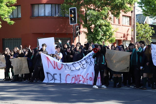Alumnos protestan por temor a cierre de colegio en Chillán
