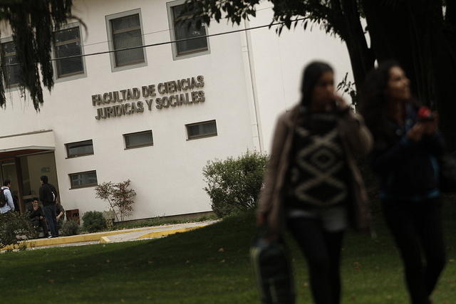 Alumnos y docentes de Derecho entregan asesoría gratuita en Chillán tras estallido social
