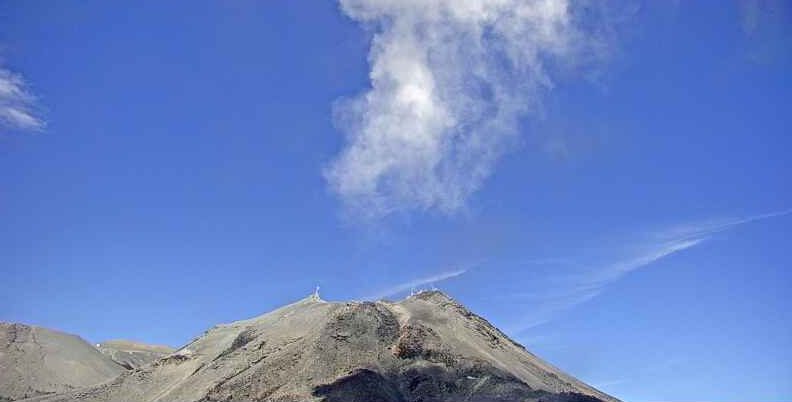 Volcán Chillán presentó nueva explosión con columna de gases de 0,7 kilómetros