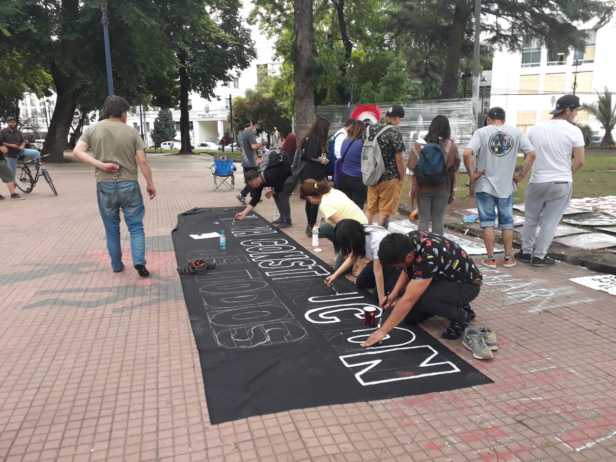 Manifestantes rechazan llamado de excarabineros para reforzar la contención