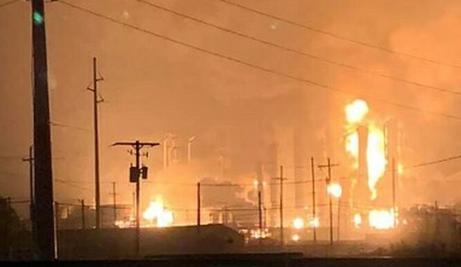 Explosión en planta en Texas obliga a evacuar sus alrededores