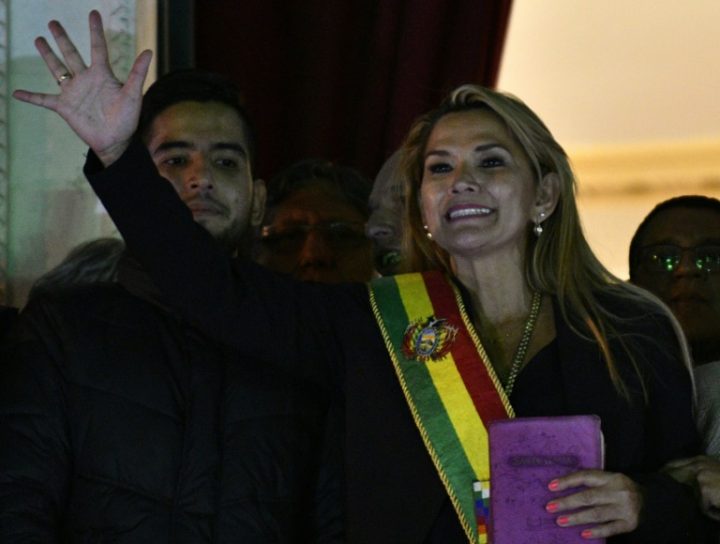 Asume presidenta interina en Bolivia tras la renuncia de Evo Morales