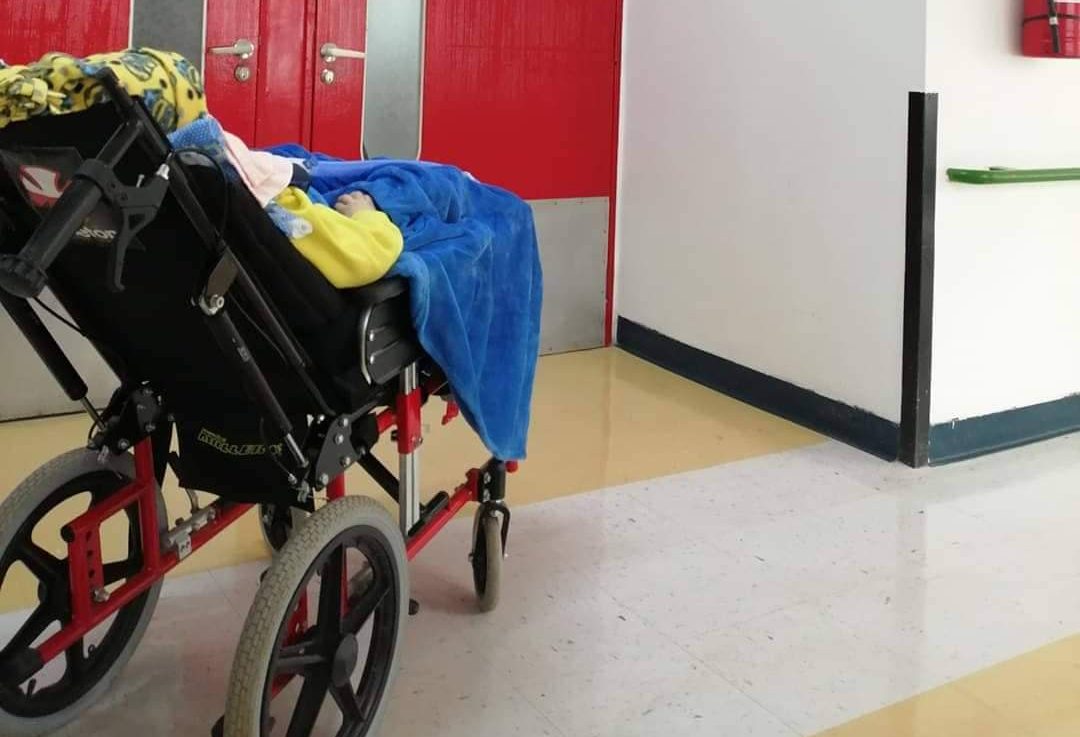 Menor con grave enfermedad sufrió robo de su silla de ruedas en Chillán