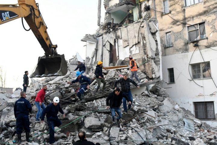 Sismo deja al menos 13 muertos y 600 heridos en Albania