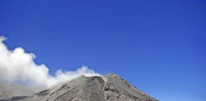 Volcán Chillán presentó nueva explosión con columna de gases de 400 metros