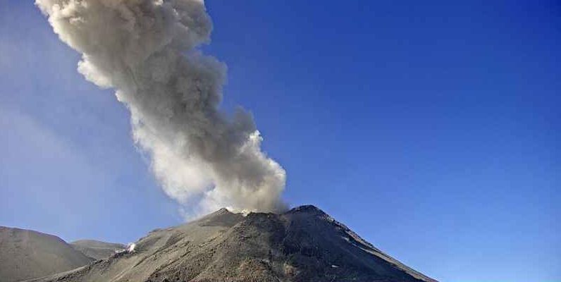 Columna de gases con altura de 1,3 km presentó el volcán Chillán