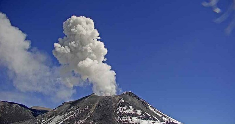 Volcán Chillán presentó incandescencia de 200 metros de altura y material particulado