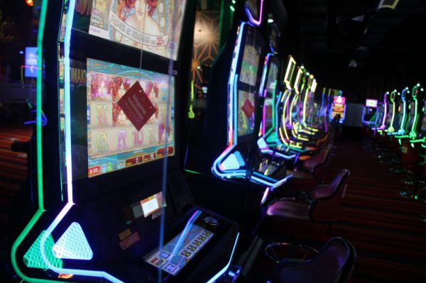 Proyecto busca prohibir ingreso de deudores de pensión a casinos de juego