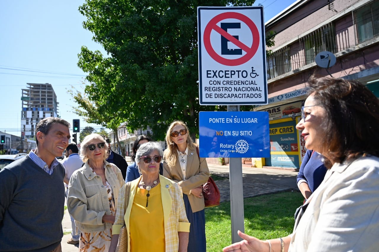 Instalan señaléticas en estacionamientos para personas con discapacidad