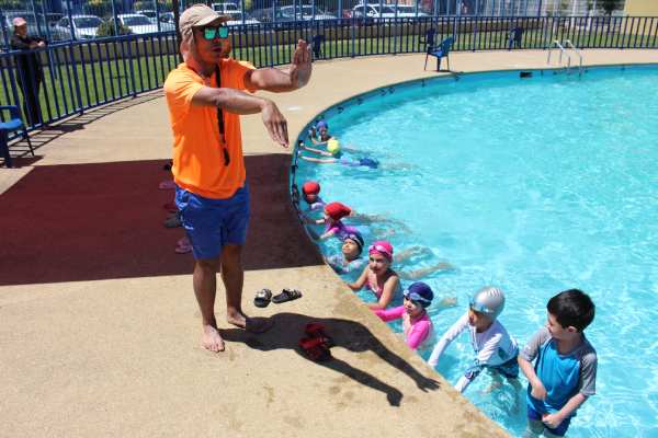 Con más de 200 inscritos comienzan cursos de natación gratuitos en Chillán