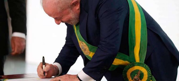 Lula firma 13 decretos para revocar polémicas medidas de Bolsonaro
