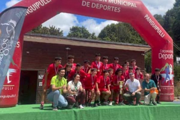 Los ‘diablitos’ de la Sub-14 del Rojo levantaron la copa en Panguipulli