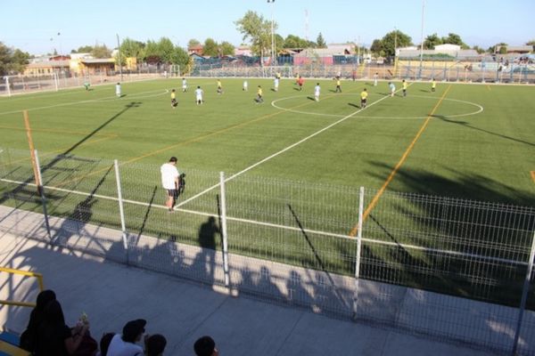 Cancha de la Población El Roble estrenó nuevo rostro