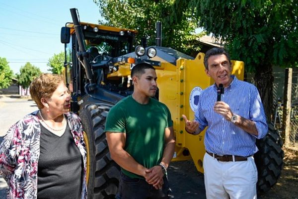 Municipalidad adquiere nueva motoniveladora para optimizar caminos en Chillán