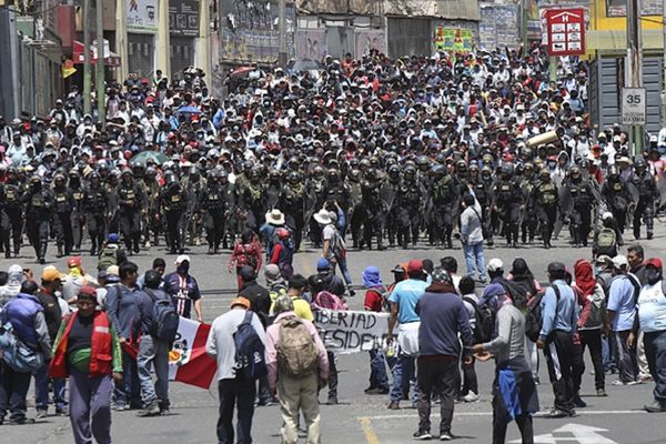 Se extienden las protestas contra el gobierno en Perú