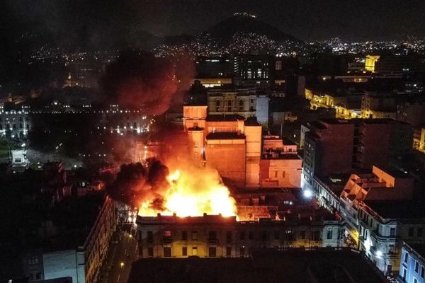 Protestas en Perú: incendian edificio cerca de plaza San Martín en Lima