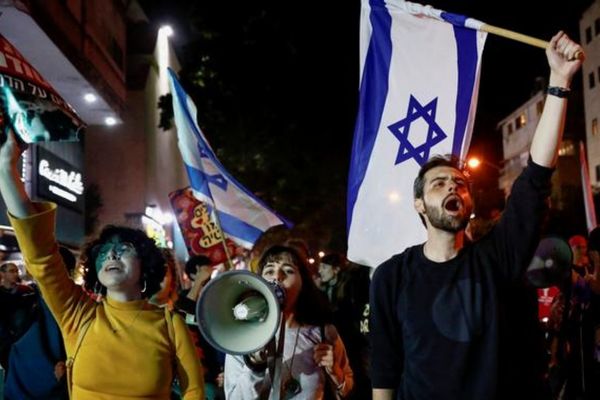 Decenas de miles de israelíes protestan contra el gobierno
