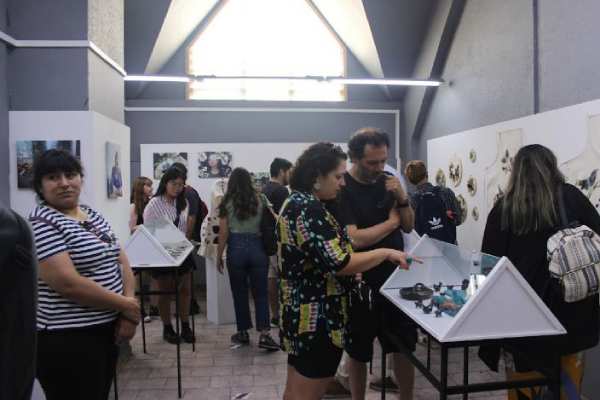 “La Memoria de Las Flores”, muestra en greda abierta al público en Chillán