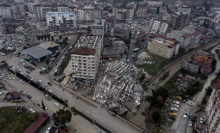 Terremoto de 7,8 deja al menos 2300 muertos y 7400 heridos en Turquía y Siria